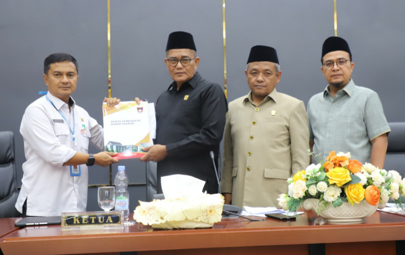 Ketua DPRD Padang Syafrial Kani serahkan pendapat akhir fraksi-fraksi terhadap laporan pertanggungjawaban pelaksanaan APBD 2023.